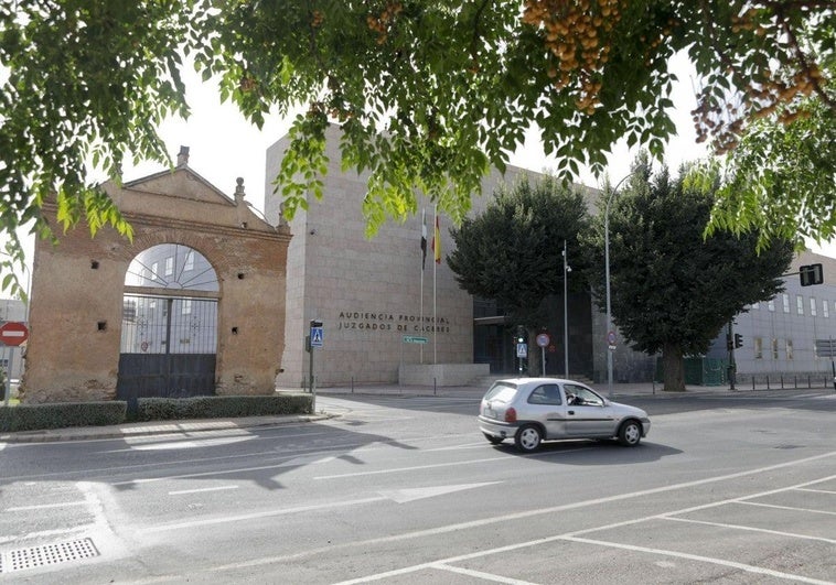 Tres años de prisión para un vecino de Plasencia por romperle el bazo a un hombre tras una agresión