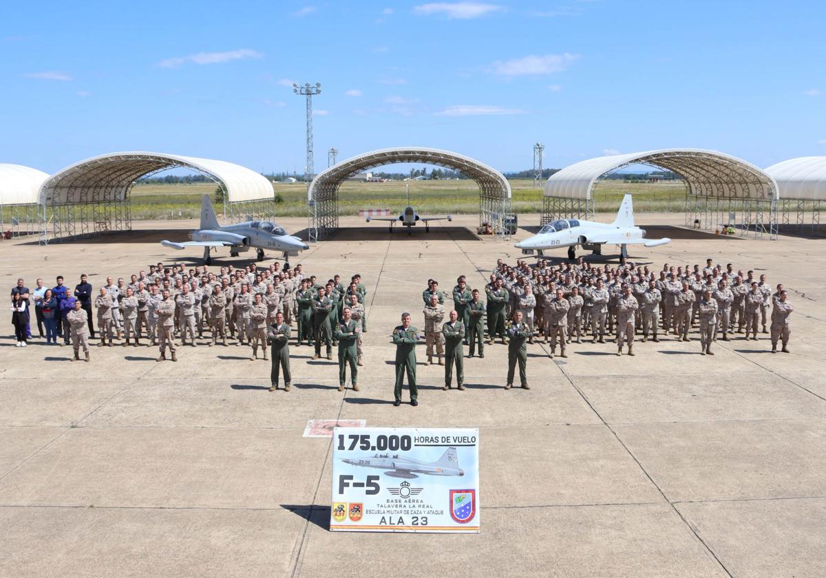 Alumnos e instructores del Ala 23 de Talavera.