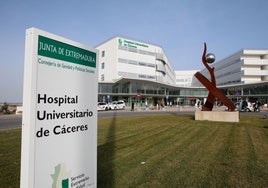 Acceso al Hospital Universitario de Cáceres en el que se ubicará el primer densitómetro.