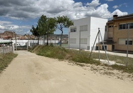 El camino trasero del colegio se urbanizará por completo.