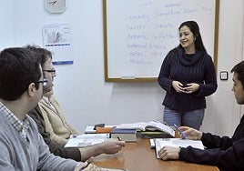 Clase en una academia de inglés extremeña.