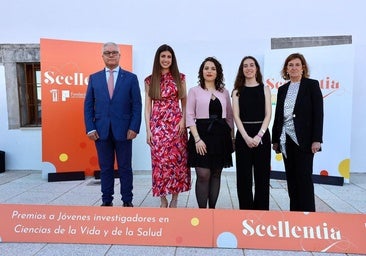 El rector Pedro Fernández, las tres premiadas y Pilar García (derecha).