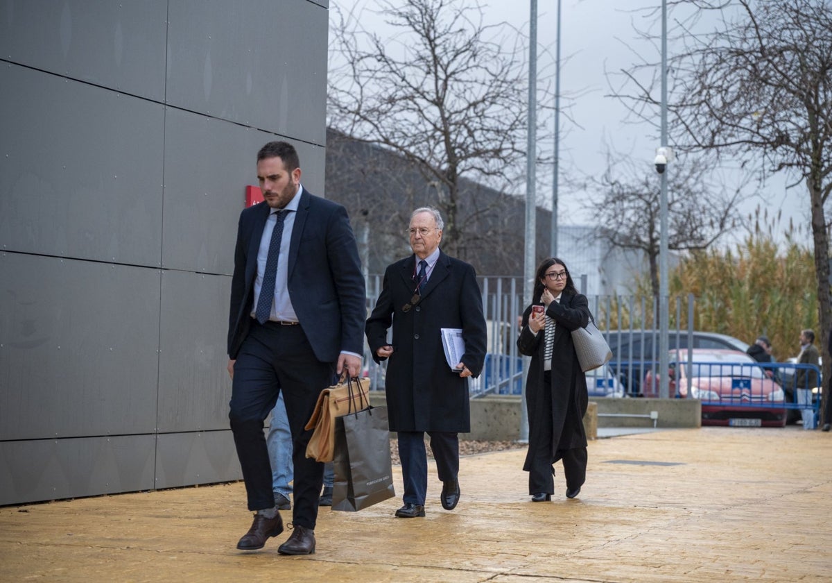 Miguel Bernard, secretario de Manos Limpias, llega a los juzgados el día de la declaración de Sánchez.