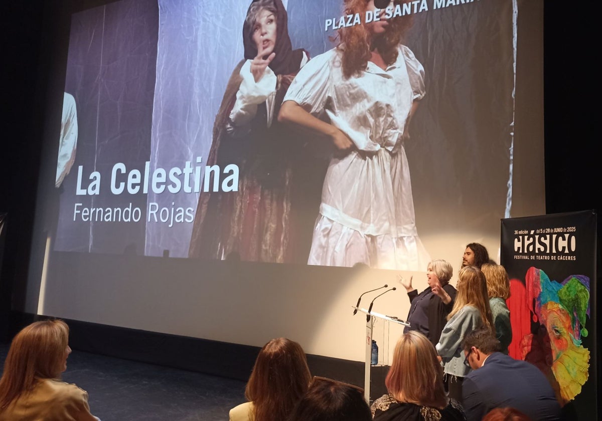Artistas y músicos del Festival de Teatro Clásico durante su presentación en el Gran Teatro este martes.
