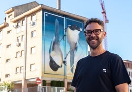 Jesús Mateos Brea, al lado de uno de sus murales en el barrio de Miralvalle.