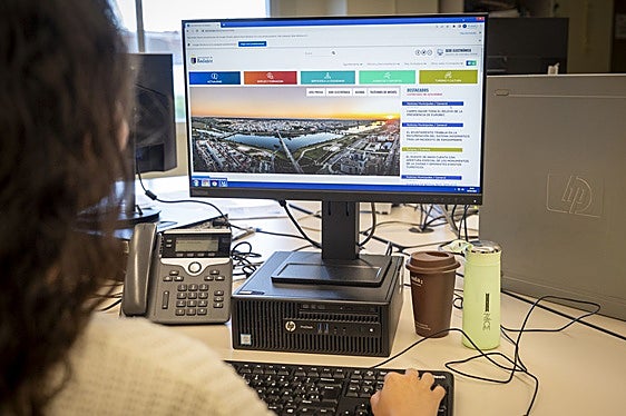 Una pacense mira la web municipal.