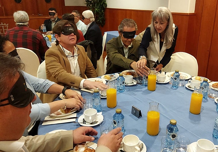 Participantes en el desayuno a ciegas celebrado en el Hotel Extremadura, en Cáceres, este martes.