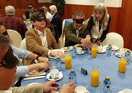 Participantes en el desayuno a ciegas celebrado en el Hotel Extremadura, en Cáceres, este martes.