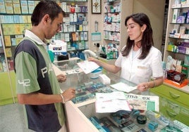 Un paciente adquiere medicamentos con receta en una farmacia.