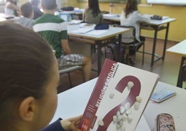 Un alumno en clase de Religión en una imagen de archivo.