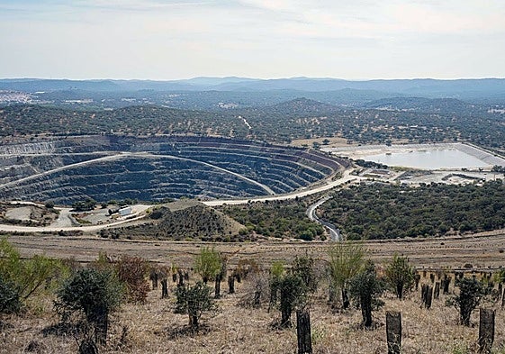 Explotación a cielo abierto en Aguablanca (ahora se seguirá en galerías subterráneas) y al lado la balsa de agua sobre la que había puesto objeciones la Confederación del Guadalquivir.