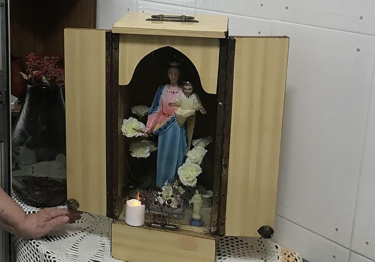 Altar con una Virgen en un hogar.