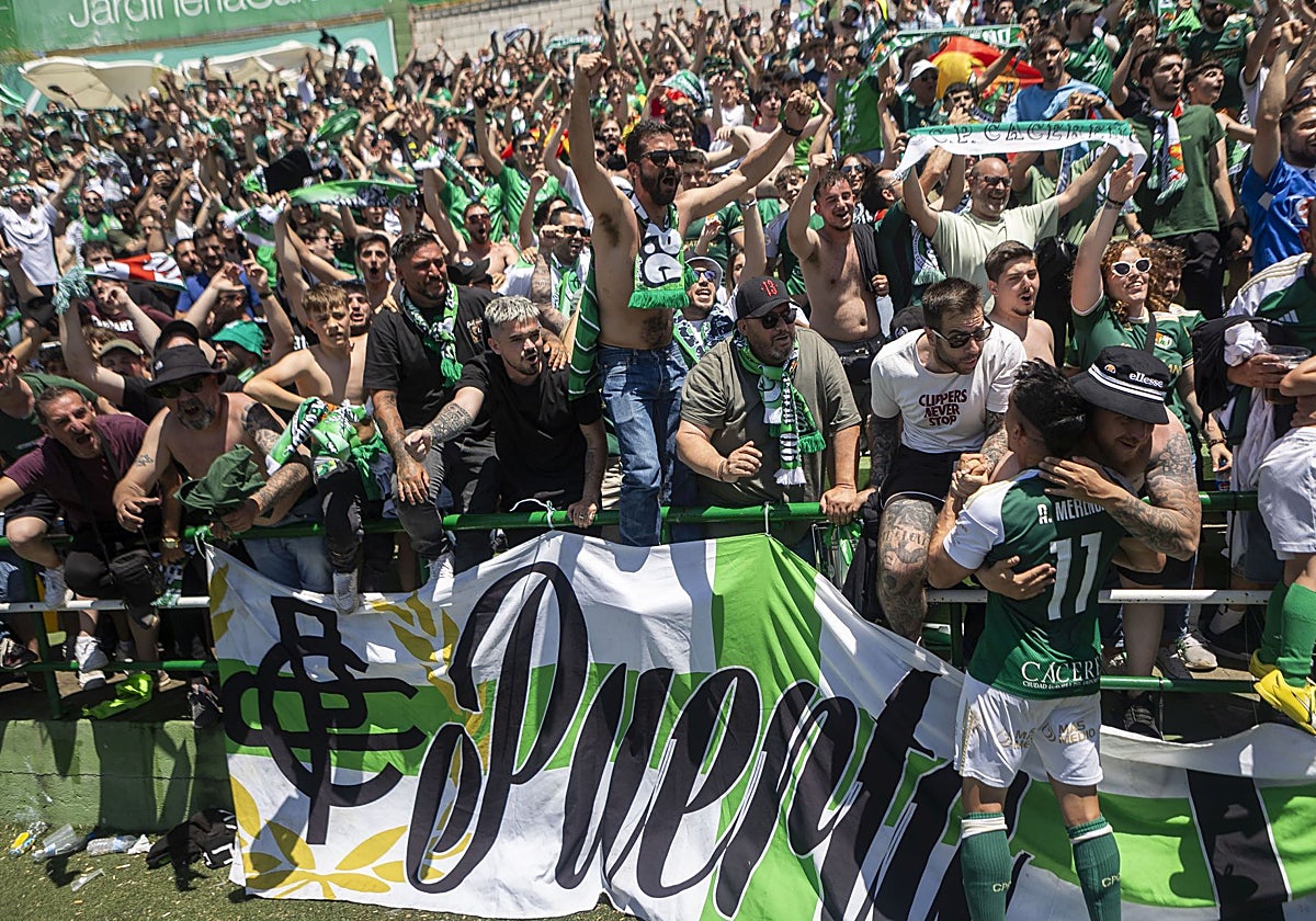 La afición del Cacereño se ha volcado como nunca con su equipo en este final de liga.