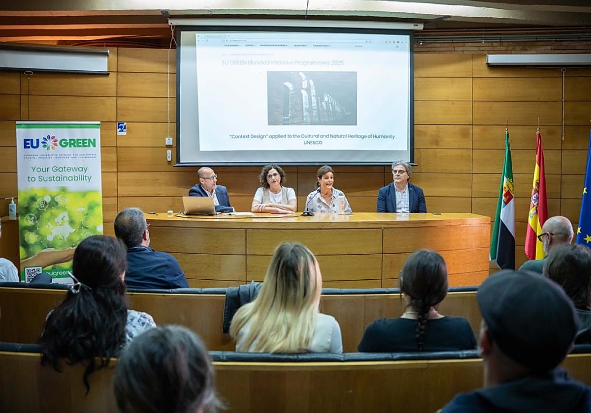 Recepción de los alumnos de diseño en el Museo Nacional de Arte Romano.