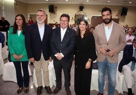 Guillermo Santamaría, con Pizarro y su equipo de gobierno.