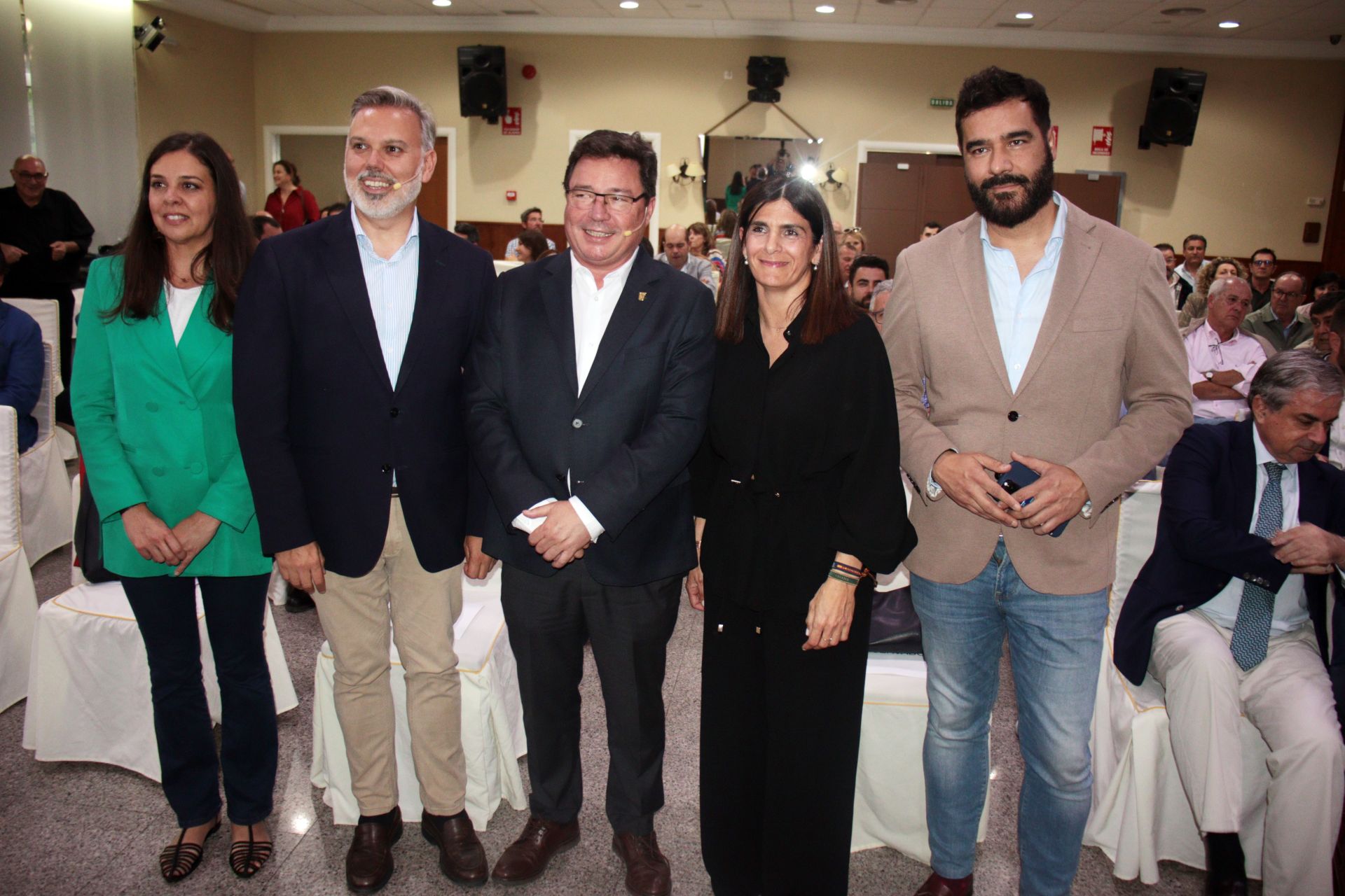 Guillermo Santamaría, con Pizarro y su equipo de gobierno.