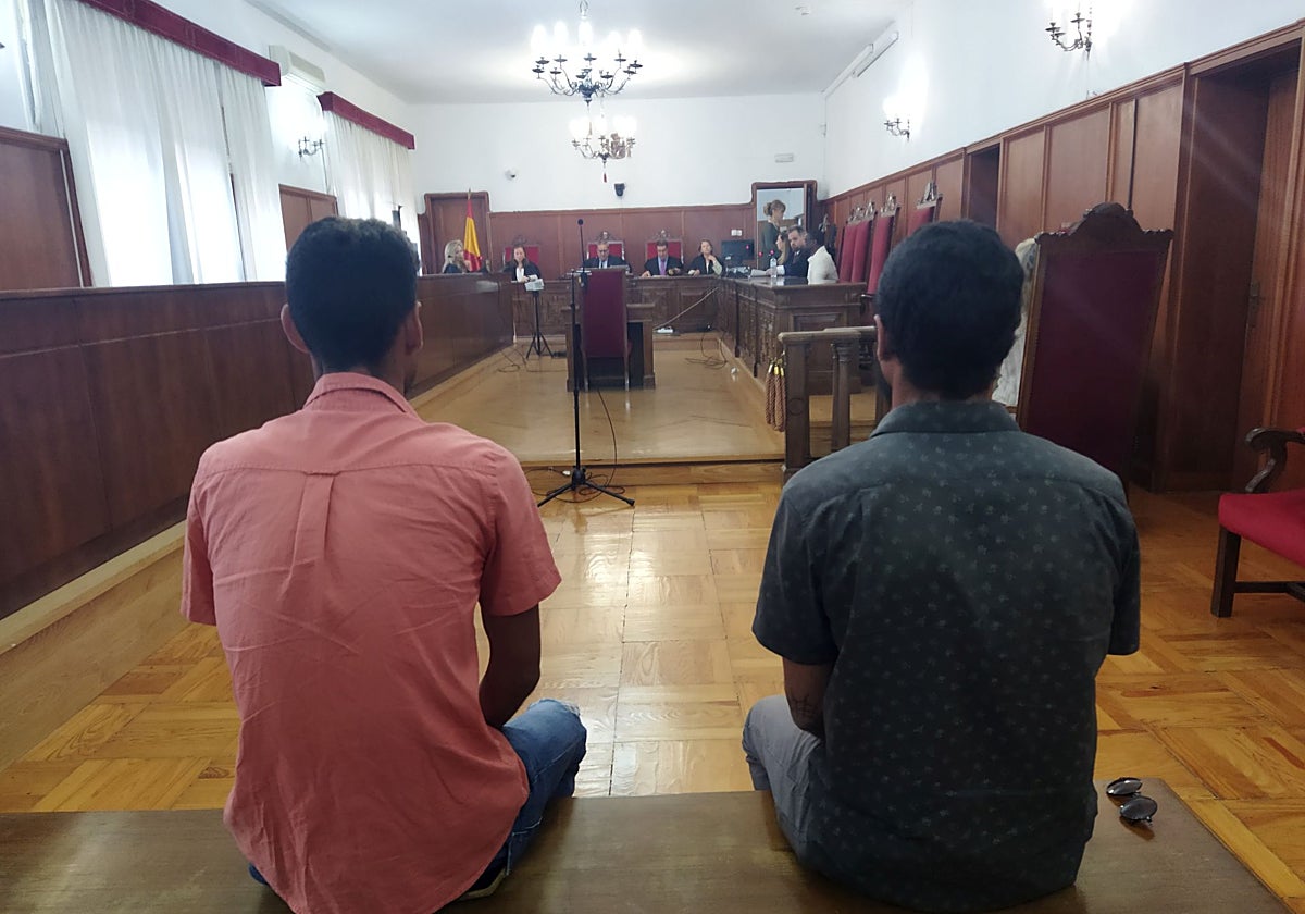 Dos procesados han comparecido en la Audiencia y el tercero lo ha hecho desde Suiza.