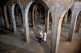 Vista superior de uno de los dos depósitos que componen el aljibe.