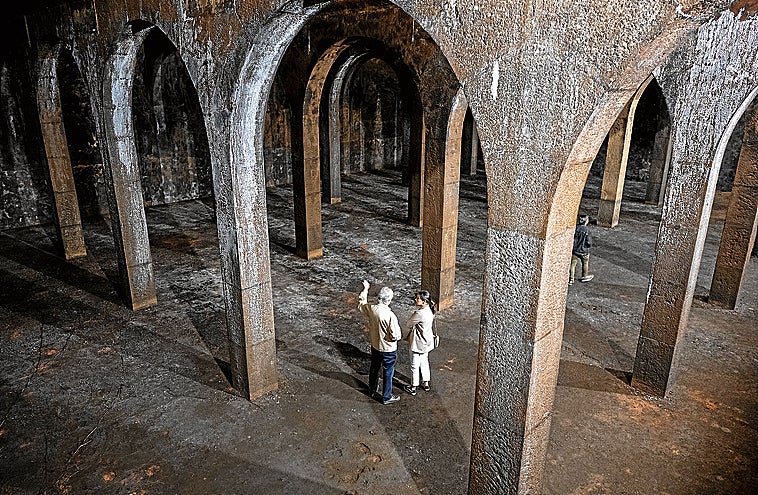 Vista superior de uno de los dos depósitos que componen el aljibe.