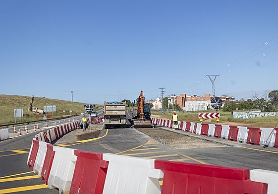 Trabajos con maquinaria pesada en el tramo desde la glorieta del ferial a La Cañada, cuyas viviendas se ven al fondo.