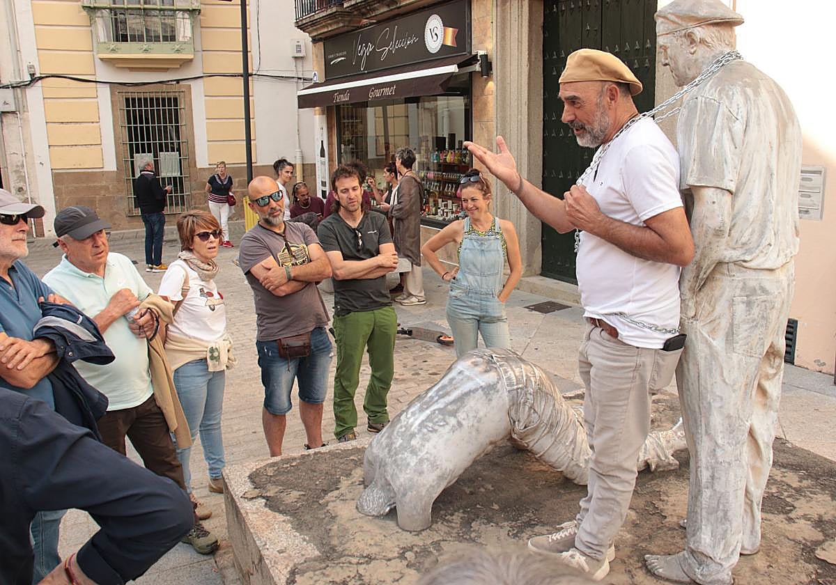 El escultor Antonio Morán se encadena para que su estatua no se mueva de la plaza de Ansano de Plasencia