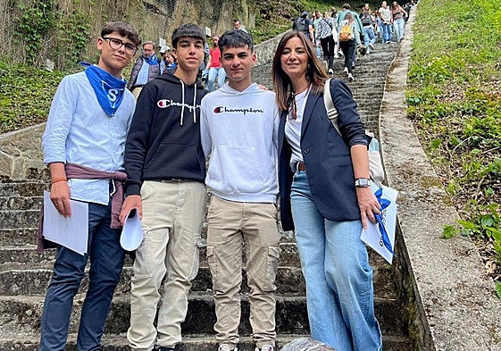 Estudiantes junto a su profesora.