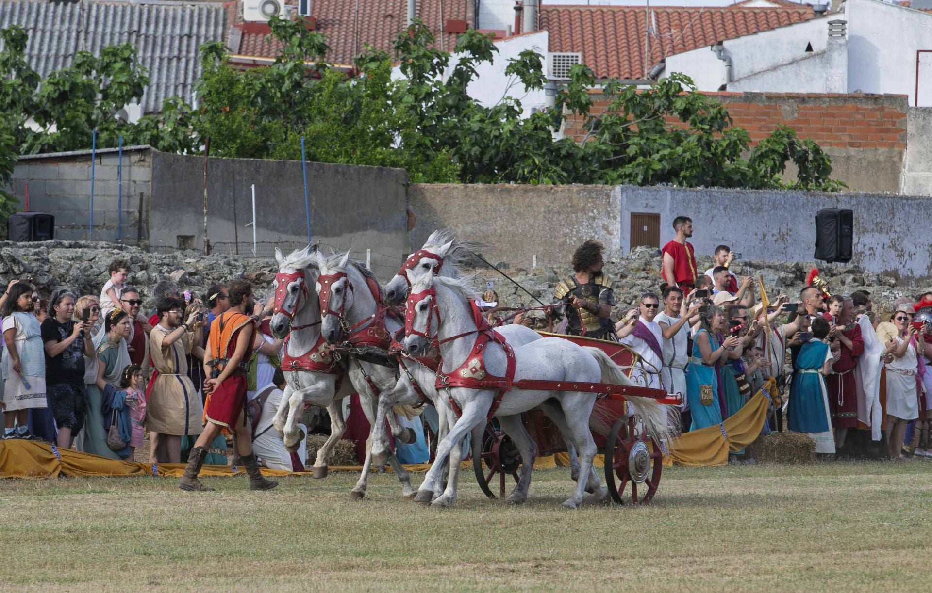 La carrera de cuadrigas desborda de público el Circo Romano