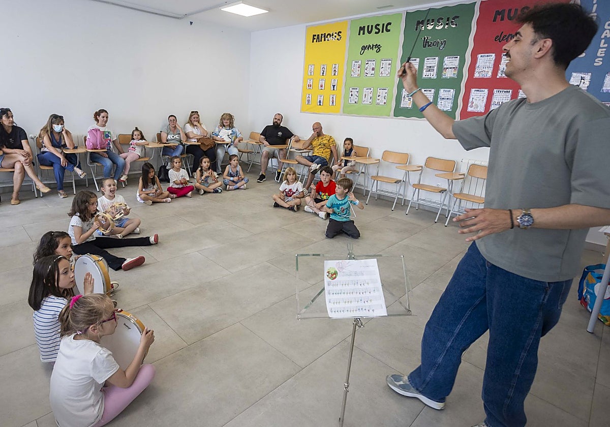 Jornada de puertas abiertas para padres celebrada este jueves en el colegio Alba Plata de Cáceres.