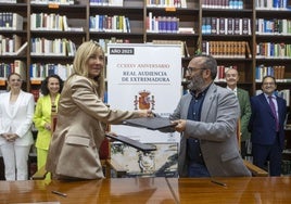 Isabel Perelló y Miguel Ángel Morales en la firma del convenio este miércoles.