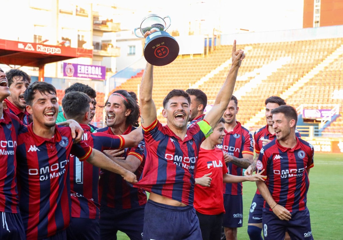 Rubén Cabeza, Murillo y Manu Alcázar, tres de los que se han ido.
