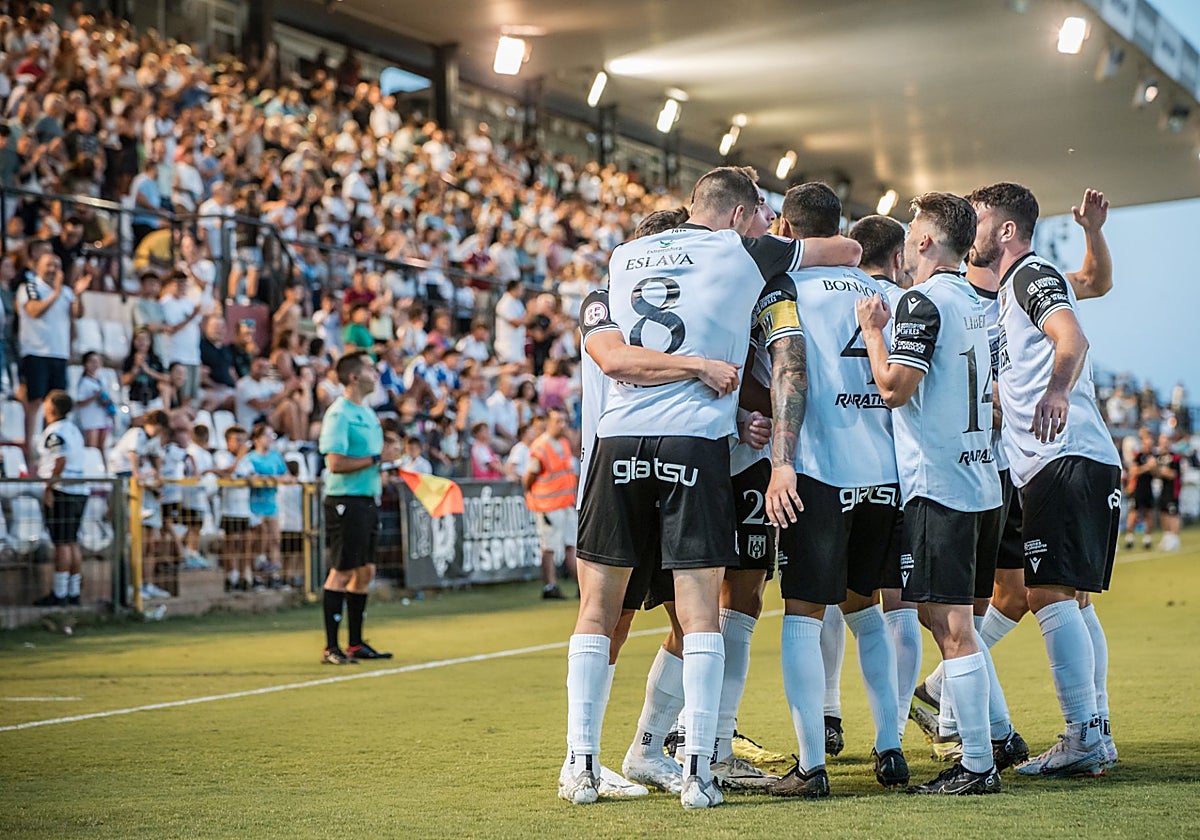El Mérida celebrando uno de los primeros goles de la temporada en el Romano ante el Recre.