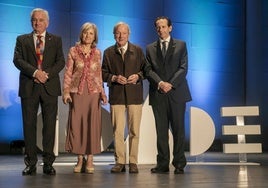 Juan Antonio Ortiz, anterior decano del Coade; Victoria Bazaga, consejera de Cultura; Rafael Moneo y Manuel Cabalgante, nuevo decano.