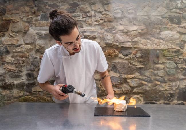 Abel considera que un pastelero debe ser preciso, técnico, pero sin miedo, y creativo sin olvidar la pastelería tradicional de su zona.