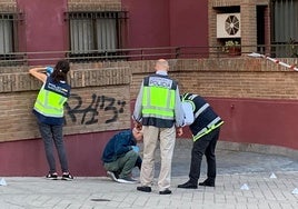 Agentes de la Policía Nacional toman muestras en el lugar de los hechos.