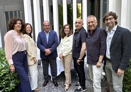 Asistentes a la firma del convenio, en Atrio.