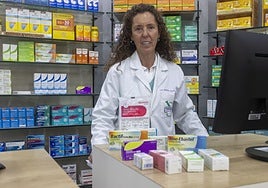 Matilde Torres muestra algunos de los medicamentos para la alergia.