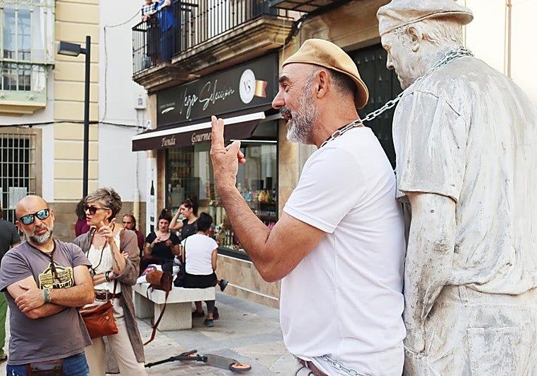 El autor de la obra, Antonio Morán, se encadenó a ella el jueves para denunciar su traslado.