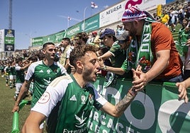 El Cacereño celebra con su afición el pase a la final del playoff de ascenso a Primera RFEF en el Príncipe Felipe.