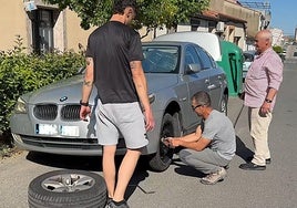 Vecinos de Alburquerque cambiando las ruedas de un vehículo.