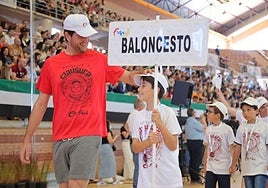 Desfile de los pequeños baloncestistas esta mañana en el pabellón de La Granadilla de Badajoz.