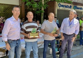 Los hermanos Raúl y Lucio Jiménez, en el centro, tras recibir el premio que les acredita como ganadores.