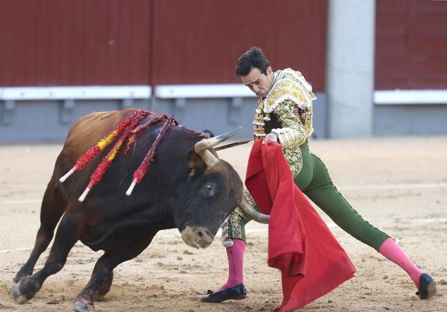 Tomás Rufo da un pase con la muleta.