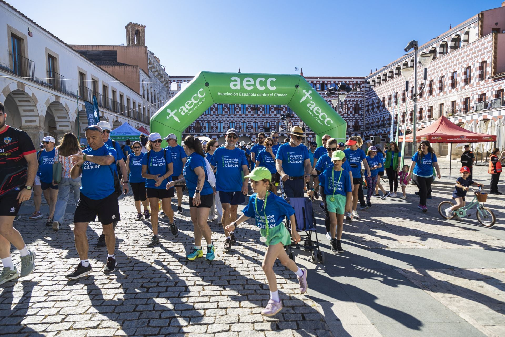 La marcha contra el cáncer de Badajoz, en imágenes