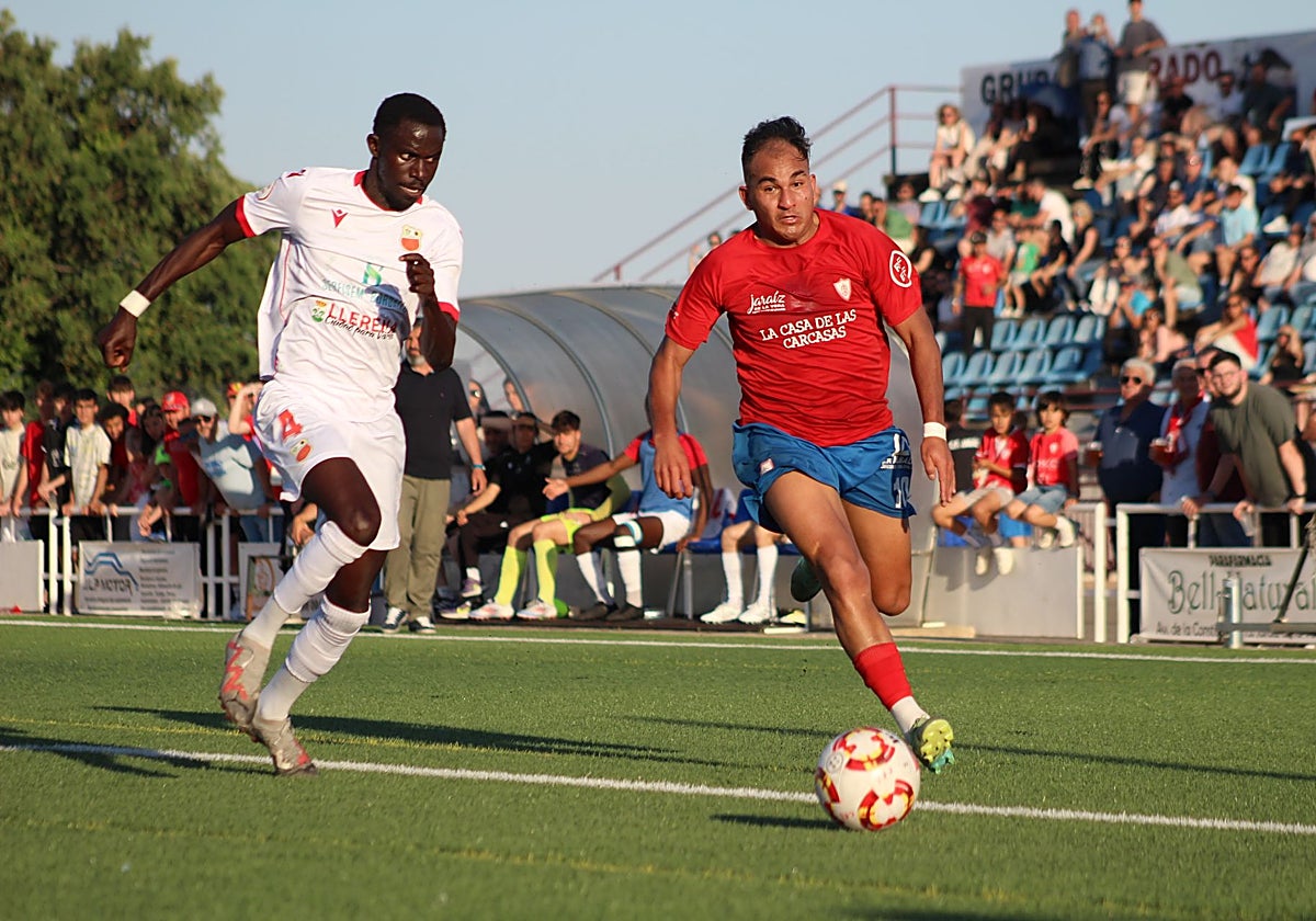 El jugador visitante Kaká persigue al atacante del Jaraíz Fabio dentro del área.