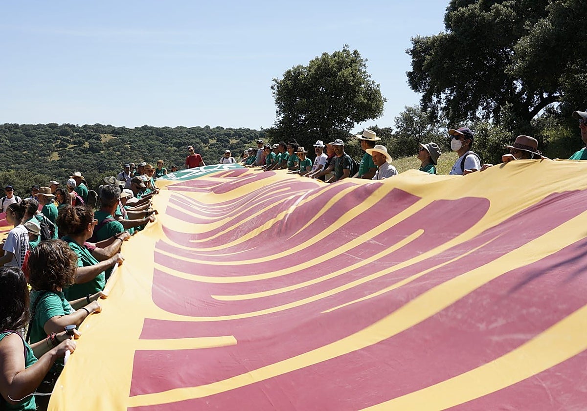 Imagen principal - Varios momentos de la ruta de protesta y una imagen aérea de la pancarta contra el proyecto.
