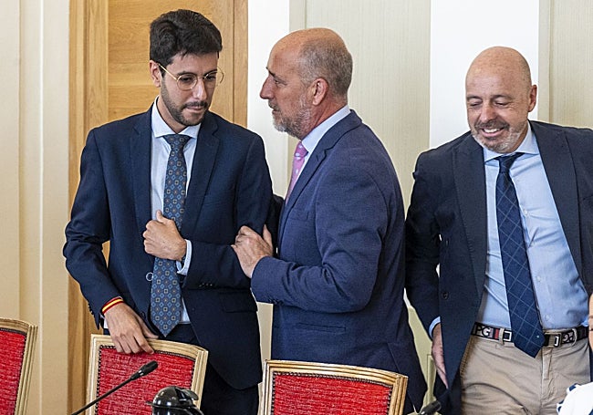 Orgaz, edil de Economía, a la izquierda, junto a Leal, de Urbanismo, y Muriel, de Servicios Públicos.