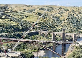 El viaducto en obras se levantaentre el romano y la presa deIberdrola.