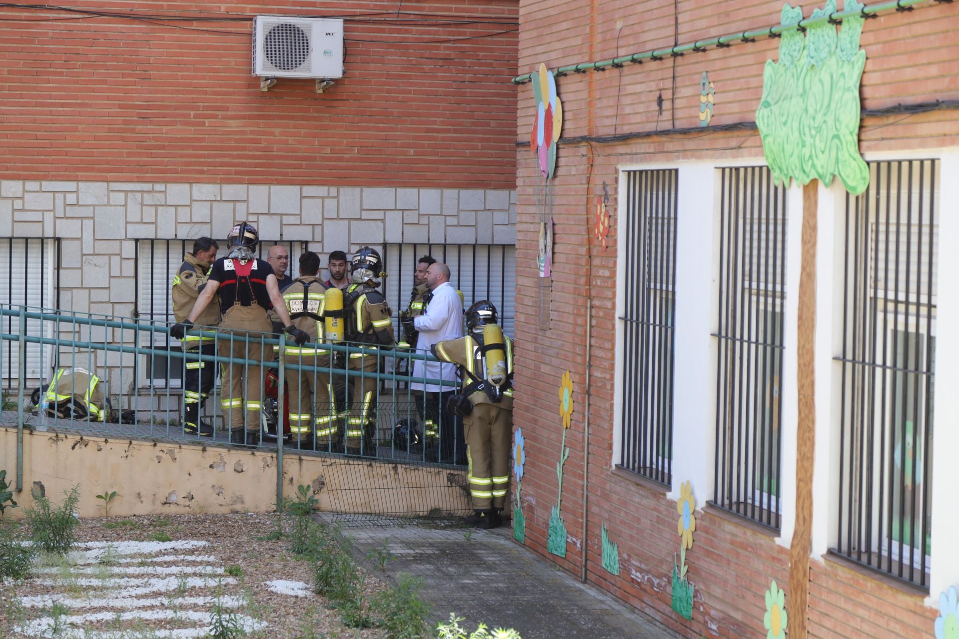 Fotos | Incendio en el laboratorio de los Maristas de Badajoz