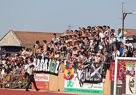 La afición del Badajoz se desplazó en masa hasta Azuaga.