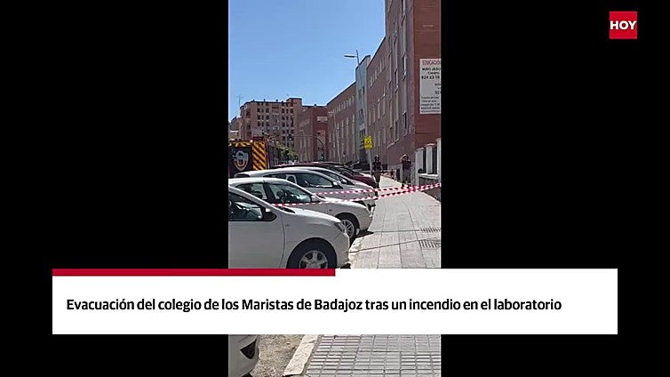 Evacuación del colegio de los Maristas de Badajoz tras un incendio en el laboratorio